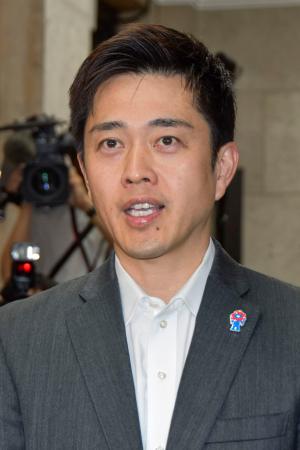　取材に応じる日本維新の会代表の吉村洋文大阪府知事＝２７日午後、大阪府庁