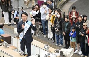 兵庫県知事選で、街頭演説する斎藤元彦氏=11月16日、兵庫県尼崎市