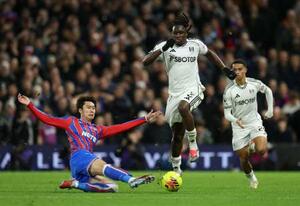 フラム戦にフル出場したクリスタルパレスの鎌田大地(左)=7日(アクションイメージズ・ロイター=共同)