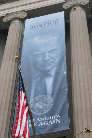 米司法省本部に掲げられたトランプ大統領の垂れ幕=19日、ワシントン(ロイター=共同)