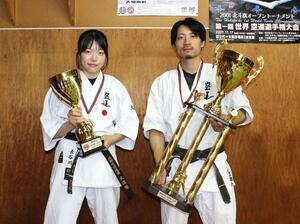 空道のワールドカップで優勝した目黒雄太さん(右)と長谷川愛生さん=長岡市高畑町