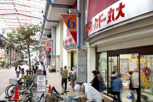2025年1月に閉店するイトーヨーカドー丸大新潟店(右)と商店街。買い物客からは中心市街地の活性化を願う声が聞かれた=10月23日、新潟市中央区本町通6