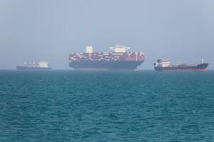 　ホルムズ海峡の船舶＝４日、イラン南部バンダルアバス沖（イラン学生通信・ＷＡＮＡ提供、ロイター＝共同）