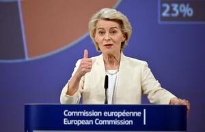 ベルギー・ブリュッセルで記者会見するEUのフォンデアライエン欧州委員長=16日(ゲッティ=共同)