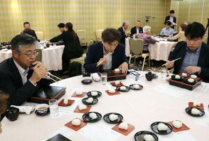 5品種の新米を食べ比べたJAえちご中越の現況報告会=8日、長岡市台町2
