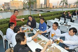 オープン初日の新潟グランドホテルのビアガーデン。仕事終わりの会社員らでにぎわった=新潟市中央区