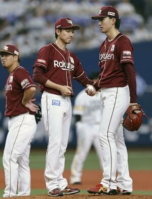 1回途中で降板する楽天先発の荘司康誠(右)=京セラドーム