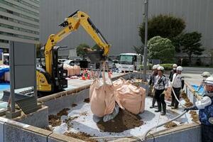 経産省の花壇に入れられる東京電力福島第1原発事故の除染土=14日午前