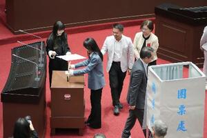 　台湾の立法院（国会）で頼清徳総統の弾劾案に対する投票をする立法委員（議員）ら＝１９日、台北市（共同）