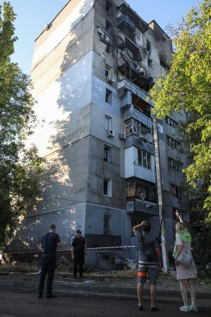 ウクライナ南部オデーサで、ロシアによる無人機攻撃を受けて損傷した集合住宅=19日(ロイター=共同)