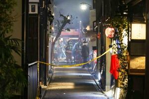 京都市中京区の繁華街・先斗町の火災現場で活動する消防隊員=29日午後8時41分