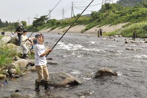 魚野川でニジマス釣りにチャレンジする子どもたち=9月8日、南魚沼市石打