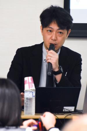 講演する共同通信政治部の福田公則記者=20日午後、横浜市(共同)