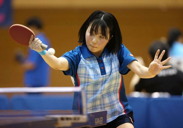 シングルス女子　決勝で打ち合う松澤和咲（北越）＝３日、新発田市カルチャーセンター