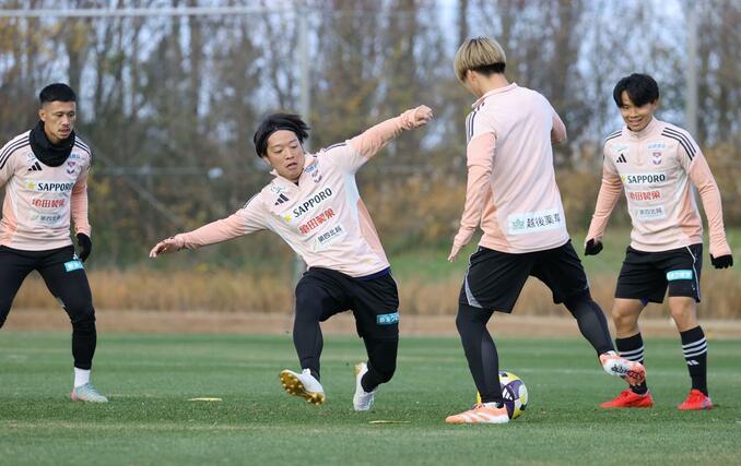 柏戦に向け練習するＭＦ高木善朗（中央）ら。高木は今季限りで退団するため、新潟での最後のホーム試合に臨む＝聖籠町