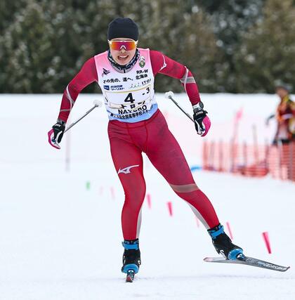 女子リレー 4位でゴールする十日町のアンカー牧田鈴葉=2月11日、北海道名寄市
