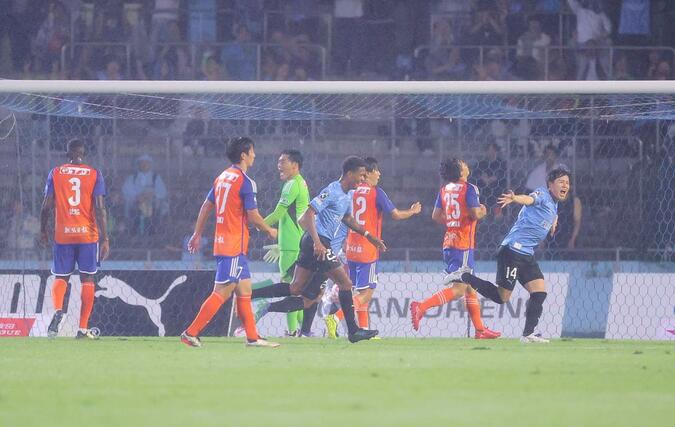 川崎－新潟　ゴール前のミスから追加点を許し、０－２＝Ｕ等々力（写真映像部・富山翼）