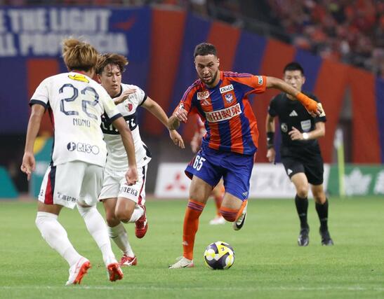 新潟-鹿島 前半、競り合うFWブーダ(右)=ビッグスワン