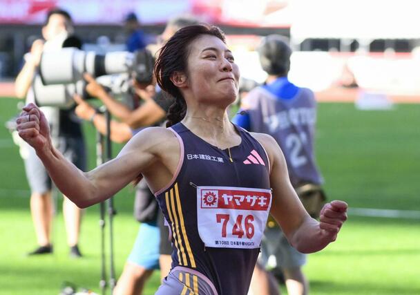 女子100メートル障害準決勝で12秒75をマークし、ガッツポーズする福部真子。パリ五輪の参加標準記録を突破した=デンカビッグスワンスタジアム