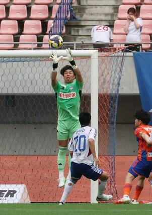新潟－横浜Ｍ　リーグ戦初先発のＧＫ田代琉我＝ビッグスワン