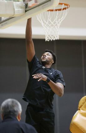 シュートするムトンボ＝アオーレ長岡