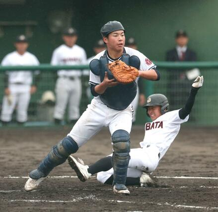 新津－新発田　２回、三走を封殺する新津の捕手戸内（左）＝新発田市五十公野公園野球場