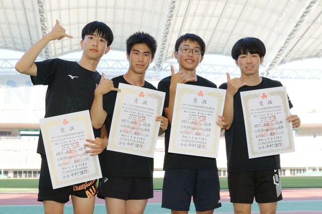 男子４００メートルリレーで３位に入った新潟明訓の選手たち＝６月１４日、デンカビッグスワン