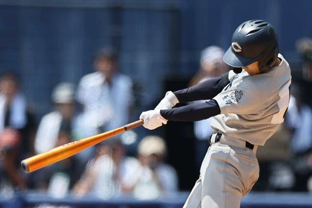 中越－新潟産大付　７回中越１死、平澤謙太が右越えにソロ本塁打を放ち３－２＝エコスタ