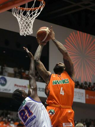 新潟－立川　第２クオーター、フェルプスがシュートを決め３２－２６＝アオーレ長岡