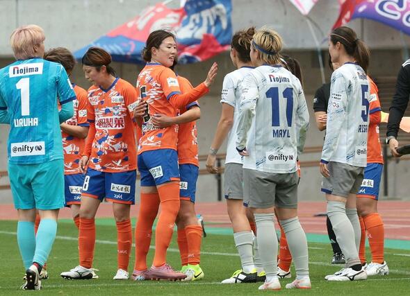新潟Ｌ－相模原　後半、今シーズンで引退する川村優理が交代でピッチを後にする＝デンカビッグスワンスタジアム