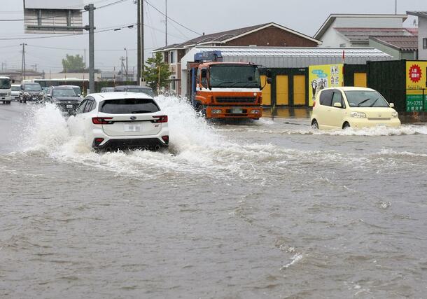 雨で冠水した道路=9月3日午前8時半過ぎ、上越市栄町(画像の一部を加工しています)