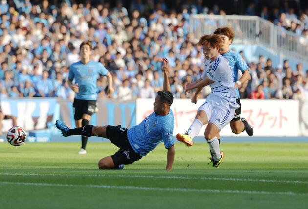 前半、ゴールを狙うＦＷ長倉幹樹＝１３日、Ｕｖａｎｃｅとどろきスタジアム　ｂｙ　Ｆｕｊｉｔｓｕ