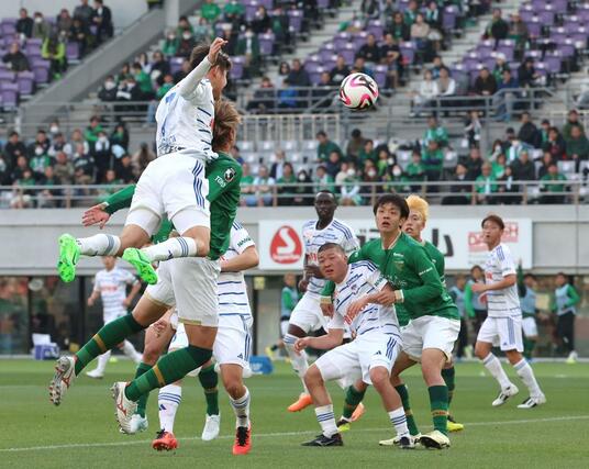 東京Ｖ－新潟　前半３２分、ＦＷ谷口海斗（左）が同点ゴールを決めて１－１＝味スタ