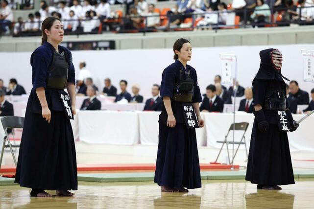 成年女子準々決勝　岡山－新潟　岡山に０－１で敗れたが、入賞を果たした新潟の選手たち＝滋賀県湖南市