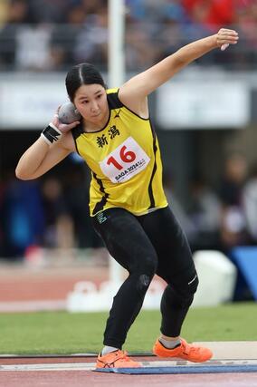 成年女子砲丸投げ決勝　６投目の記録１６ｍ０８で優勝を果たした郡菜々佳（新潟アルビＲＣ）＝佐賀市