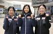 ＧＰシリーズ第３戦出場のためカナダ・サスカトゥーンに到着した（左から）中井亜美、千葉百音、青木祐奈＝２８日（共同）