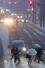 傘で雪をよけながら歩く人たち＝１月８日、新潟市中央区
