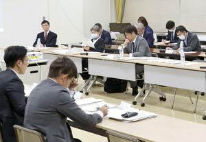 11月にあった情報共有会議について感じたことを述べる委員ら=柏崎市荒浜1