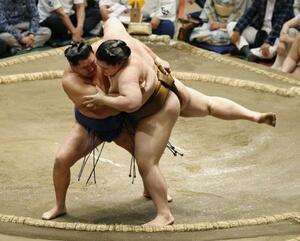 豊昇龍(左)が下手投げで王鵬を下す=両国国技館