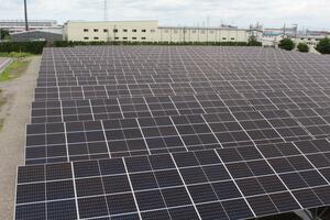 三星金属工業が敷地内に整備した自家消費型太陽光発電所=燕市小関
