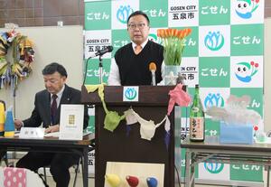 市役所1階のオープンスペースで定例記者会見を開く田辺正幸市長。チューリップやニット製品などを用意し、市の特産品をPRすることが多い=1月20日、五泉市役所