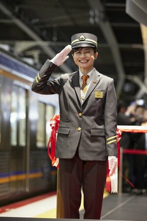 南海電鉄『GRAN 天空』出発式の様子　1日駅長を務めた斉藤雪乃