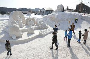 多彩な雪像が並んだ十日町雪まつり=2023年2月18日、十日町市