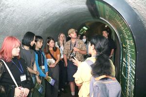 史跡佐渡金山の坑道を視察する旅行会社社員ら=佐渡市相川地区