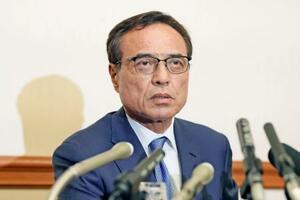 定例記者会見に臨む経済同友会の新浪剛史代表幹事=3日午後、東京都千代田区
