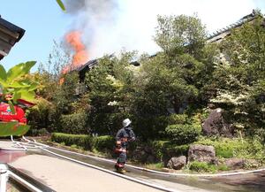 住宅や納屋などを焼いた火災＝５月３日、佐渡市二宮