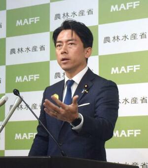 閣議後に記者会見する小泉進次郎農相=27日午前、農水省