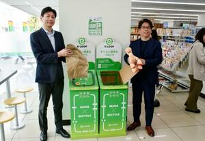 ファミリーマートの店舗に設置された中古の衣料品や雑貨の回収ボックス=13日午前、東京都世田谷区