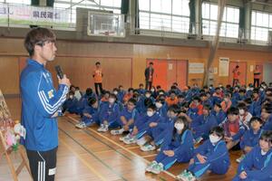 健康管理のポイントなどについて講演する鈴木孝司選手=11月26日、新潟市東区海老ケ瀬