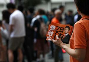 街頭演説でビラを配る参政党のスタッフ=7月12日、東京都江東区